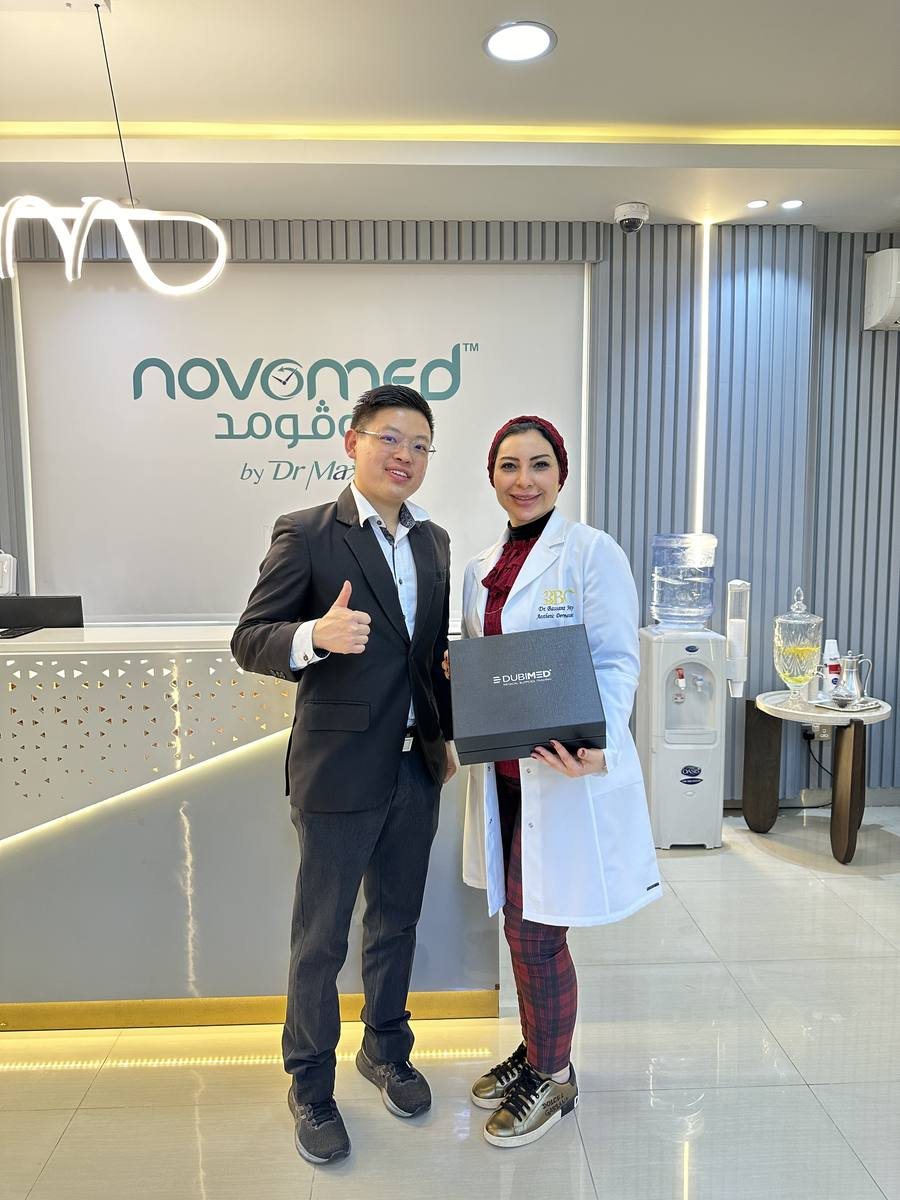 Dr. Sin Yong with a local physician at Novomed Clinic, Dubai, during the ilooda KOL training visit