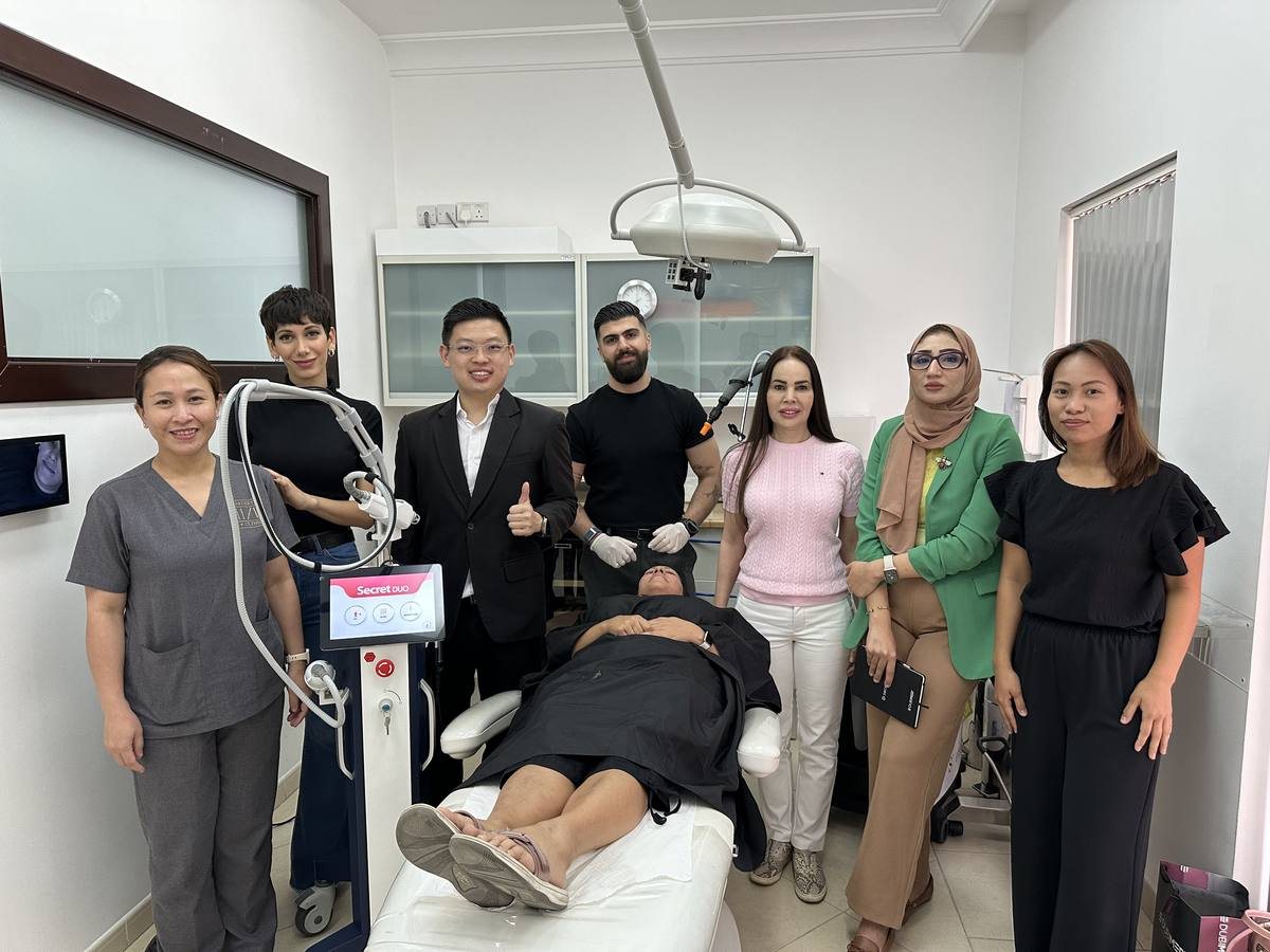 Dr. Sin Yong conducting live Secret Duo RF microneedling hands-on training, Dubai 2024